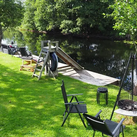 Riverside Bliss - Cozy 1-bedroom With Parking & Wifi Near Tvedestrand Vegårshei