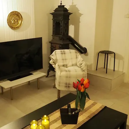 Riverside Bliss - Cozy 1-bedroom With Parking & Wifi Near Tvedestrand *