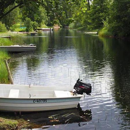 Riverside Bliss - Cozy 1-bedroom With Parking & Wifi Near Tvedestrand *