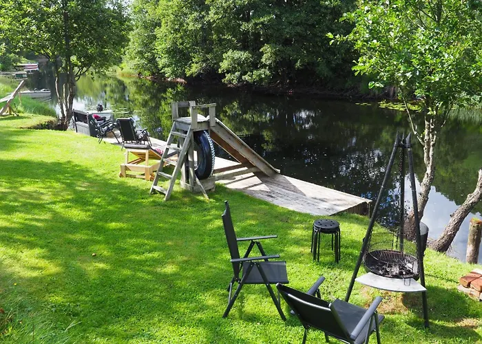 Riverside Bliss - Cozy 1-bedroom With Parking & Wifi Near Tvedestrand Vegårshei