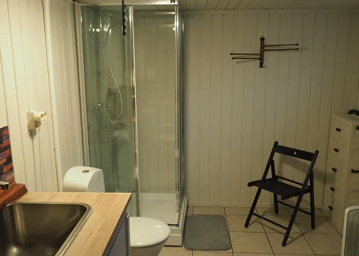 Riverside Bliss - Cozy 1-bedroom With Parking & Wifi Near Tvedestrand Vegårshei