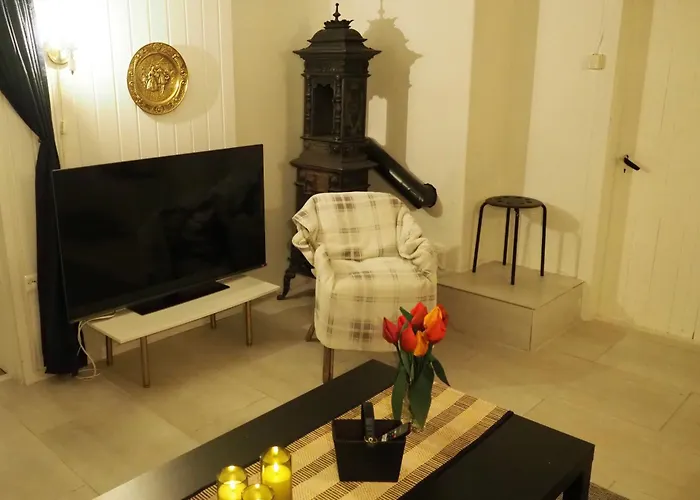 Riverside Bliss - Cozy 1-bedroom With Parking & Wifi Near Tvedestrand *