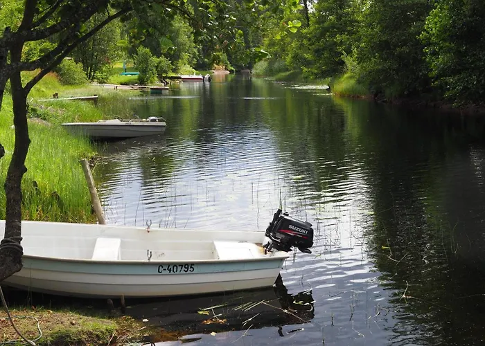 Riverside Bliss - Cozy 1-bedroom With Parking & Wifi Near Tvedestrand *