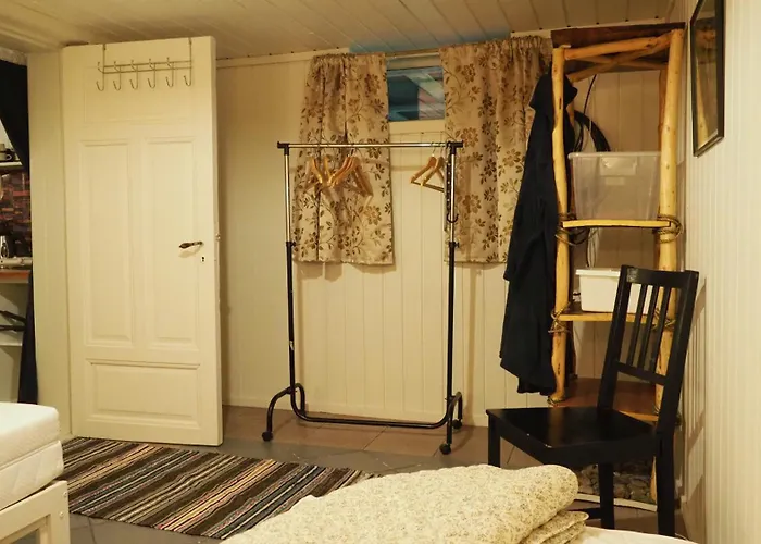 Riverside Bliss - Cozy 1-bedroom With Parking & Wifi Near Tvedestrand