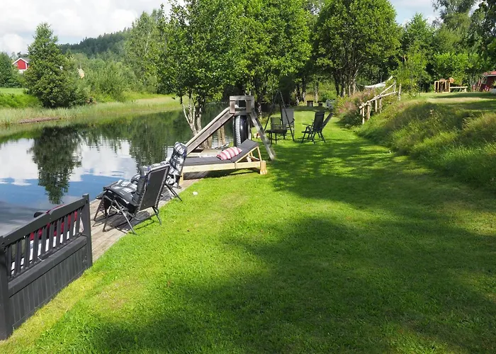 Riverside Bliss - Cozy 1-bedroom With Parking & Wifi Near Tvedestrand *