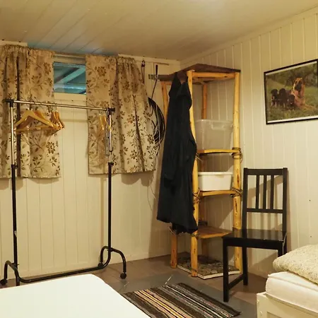 Riverside Bliss - Cozy 1-bedroom With Parking & Wifi Near Tvedestrand דירה