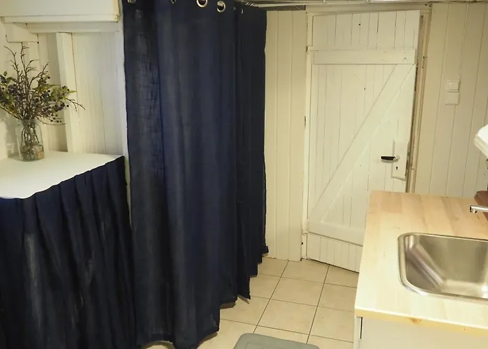 Riverside Bliss - Cozy 1-bedroom With Parking & Wifi Near Tvedestrand * Vegårshei